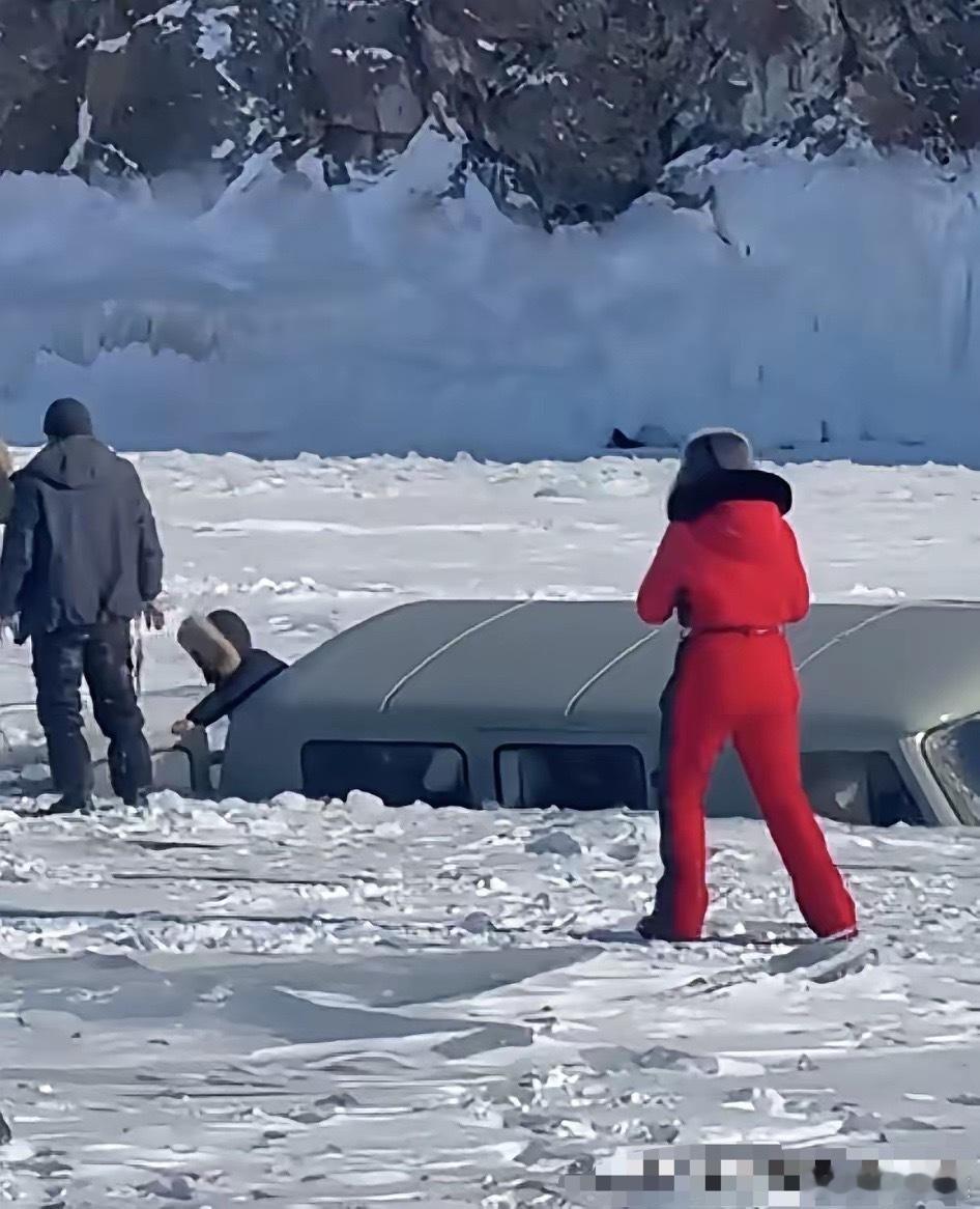 看贝加尔湖的视频，我是越看越气，我这个动图就20秒时间，车就沉了下去，车里七八个