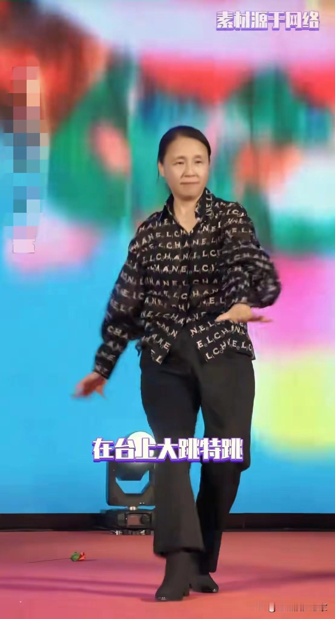 龙丹妮年会跳舞火了！谁能想到这是“选秀教母”？刷到龙丹妮在年会上跳舞的视频