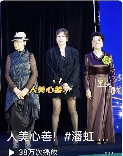 凯丽姐，你穿露大腿的短裙，我也就忍了，可你这站姿，我实在忍不下去，太不雅观了，其