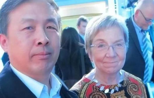 “晚一秒就万劫不复！中国该立刻向美国低头，交出发展权才能保命！”很多人现在再回头