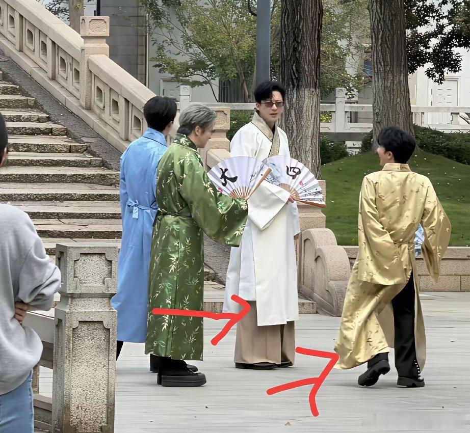 刷到音乐缘计划合照本来觉得挺养眼结果一眼扫到刘宇宁和周深的袍子，我直接笑出声，这