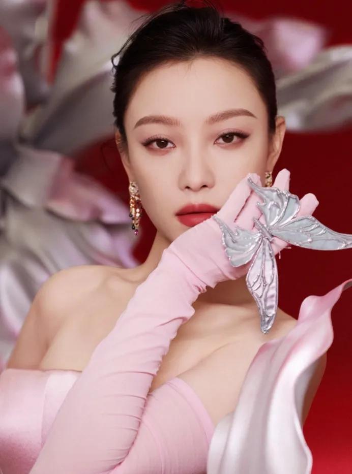 看，我们倪妮又白回来了!之前看她为演渔民不惜把自己晒黑，让很多网友担心，“