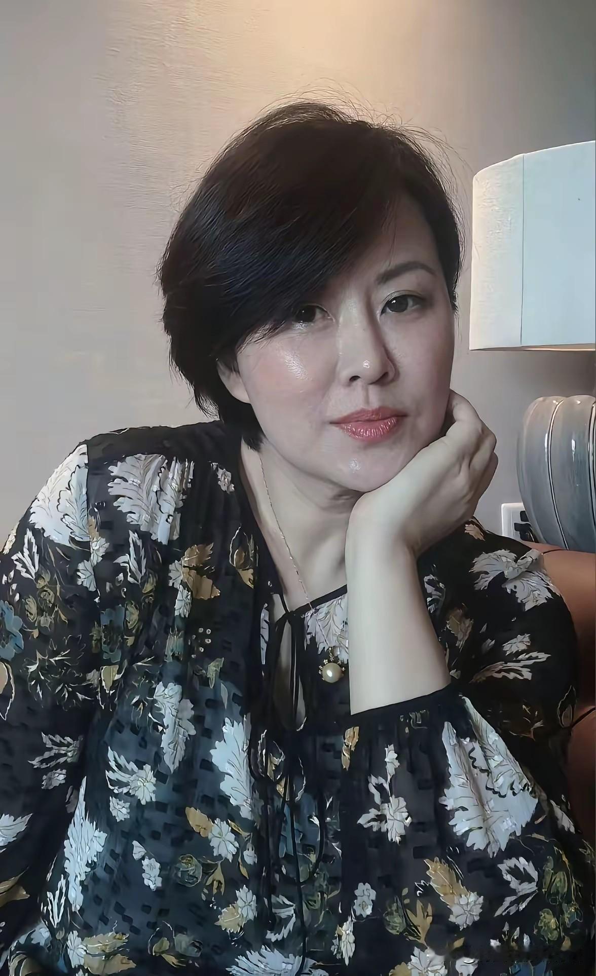 50岁的女人老了吗？我觉得不能一概而论。秋女士就不认同50岁老了的说法，她注重保