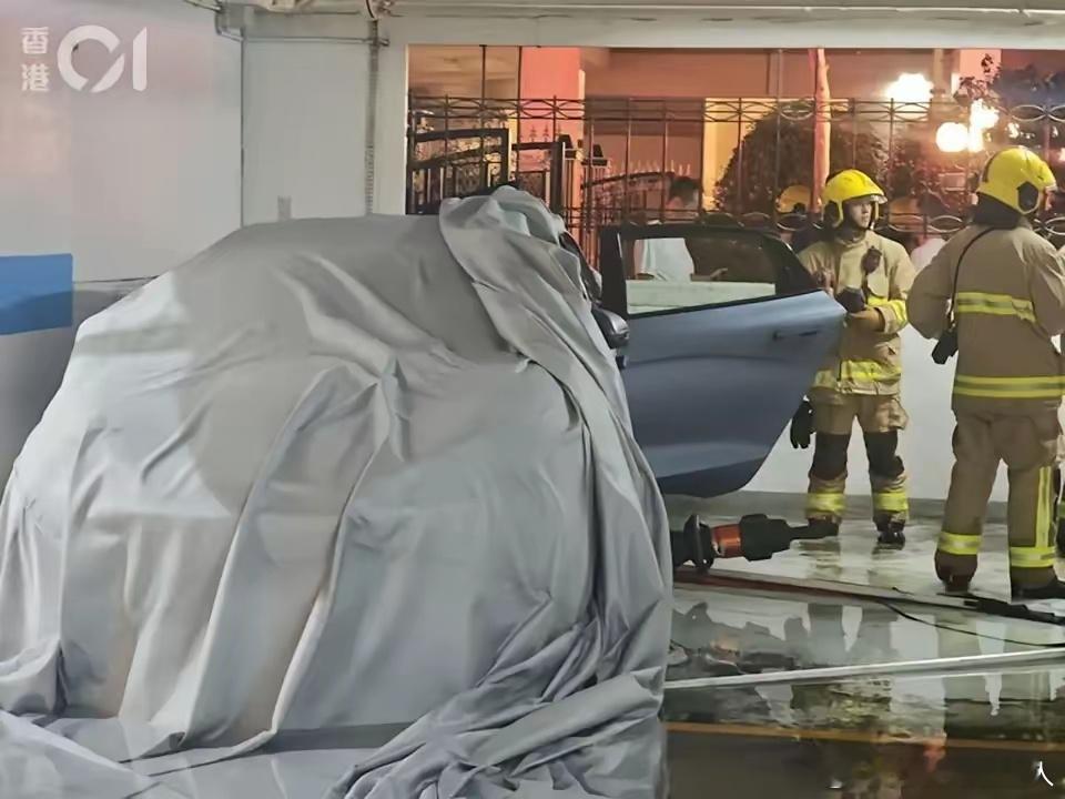在香港电动汽车自燃起火后同样会进行覆盖处理，只不过人家用的是灭火毯，阻止火势蔓延