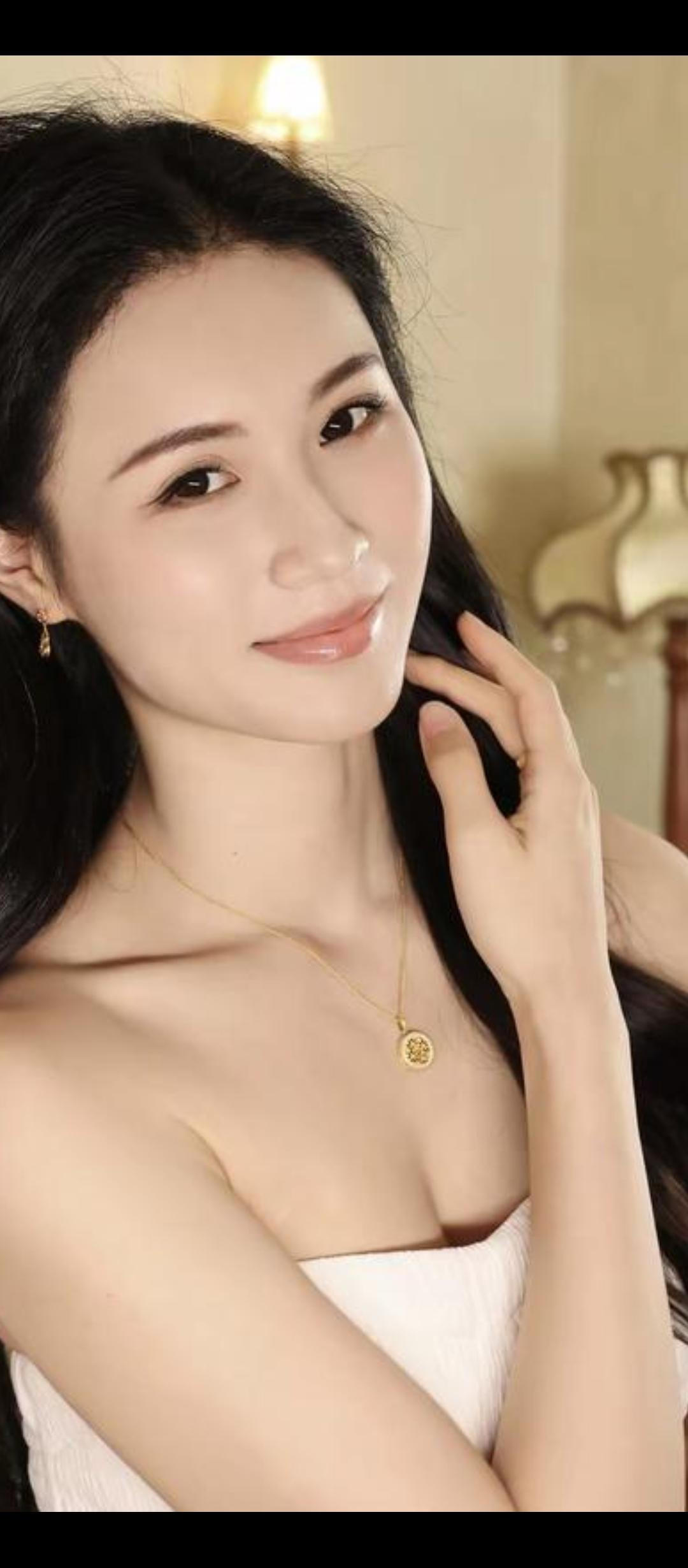 温柔甜美的笑容，优雅的气质，散发着迷人的魅力。