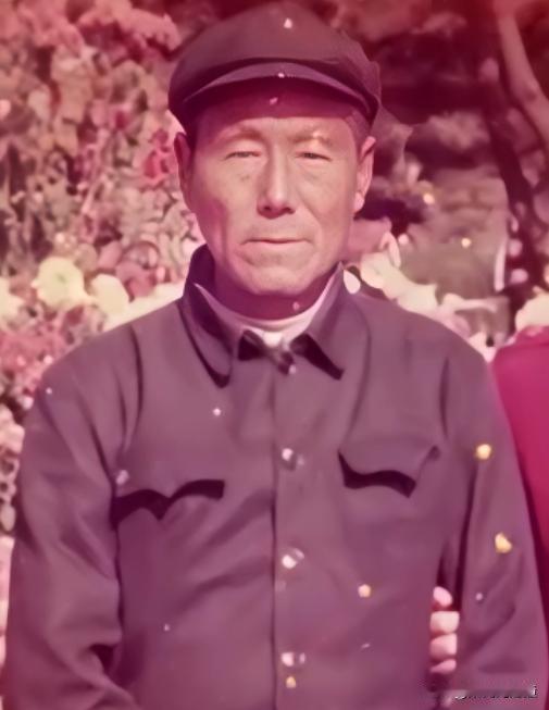 1950年,一名人高马大的土耳其士兵,见志愿军战士董明德筋疲力尽,便想趁机弄死董