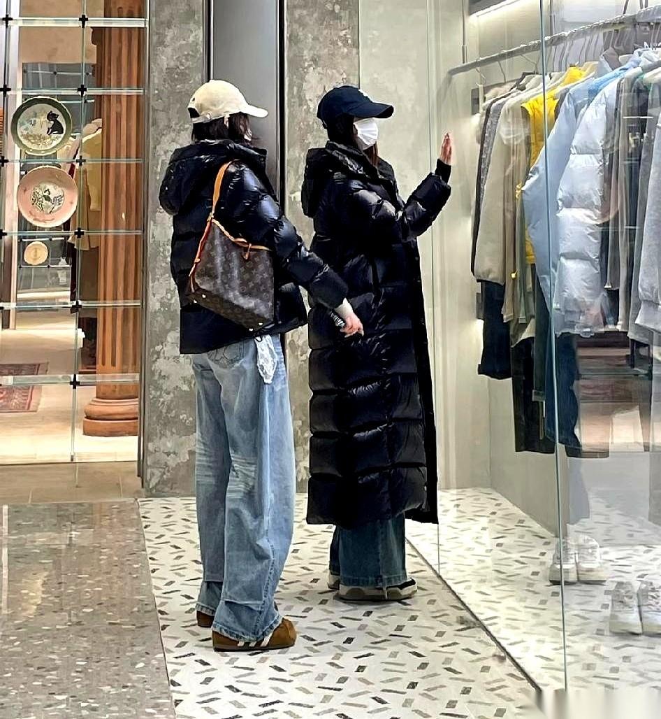 前面走过去俩姑娘，就一个背影，给我看傻了。说真的，我一直以为羽绒服这东西，跟时