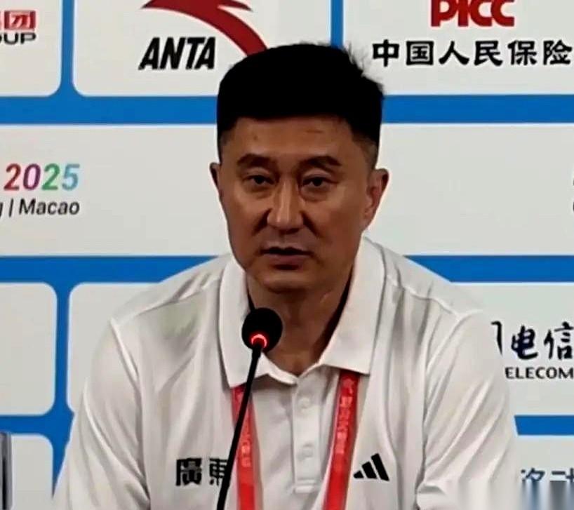 杜锋站在场边，看着对面穿着北京队服的赵睿和周琦，心里得是啥滋味啊？自己一手带出