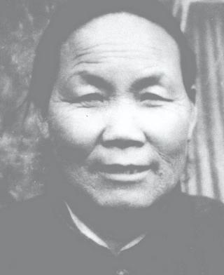 1940年，山东一大娘给八路军煮了浓稠的小米粥，饥饿的战士们狼吞虎咽，班长发觉不
