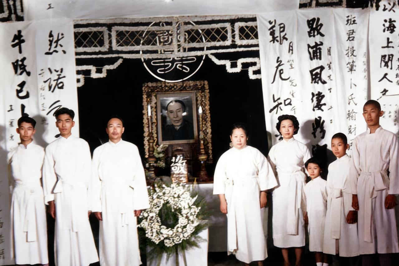 1951年，青帮大佬杜月笙的葬礼上，一张罕见的镜头，妻子姚玉兰和孩子们披麻戴孝，