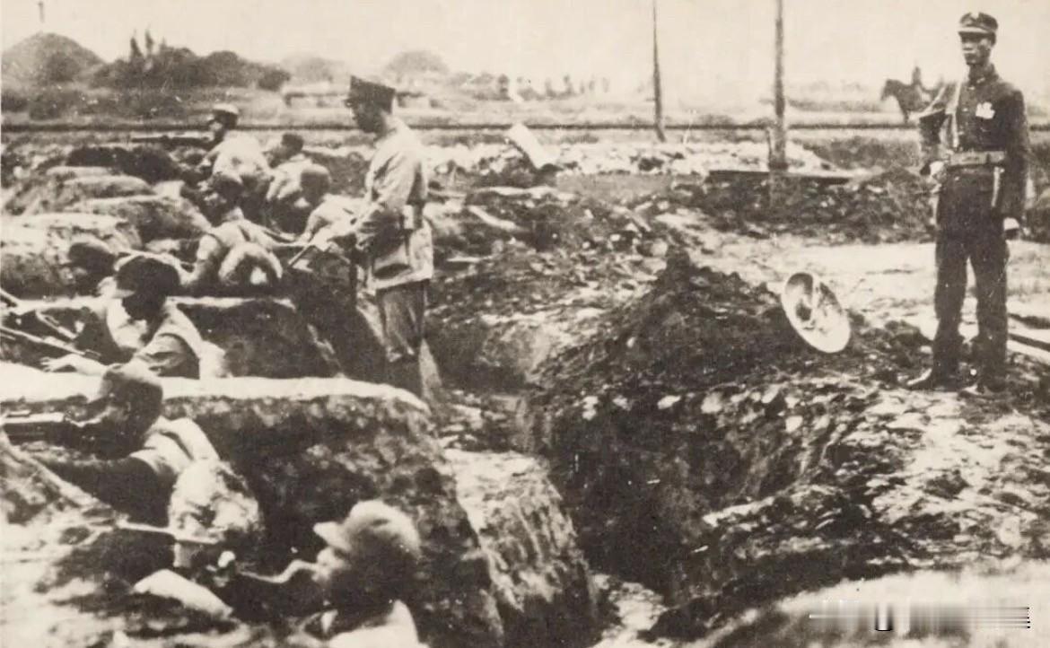 1932年，淞沪抗战中，十九路军军长蔡廷锴在前线视察。在整个战役期间，蔡廷锴多次