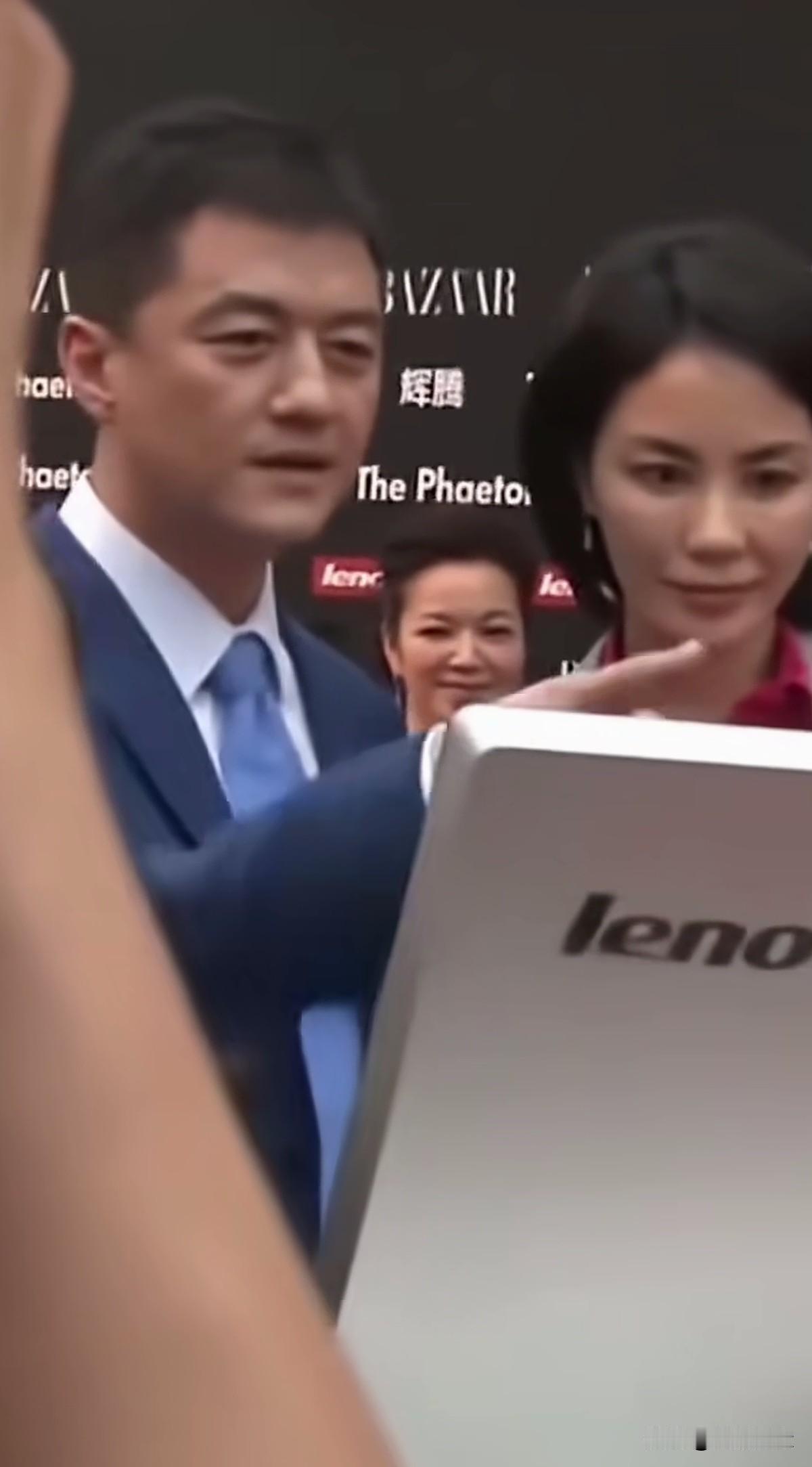 其实李亚鹏还是颇有大佬气场的。如果不是为了心中的大爱和担当，他完全可以腰缠万贯过