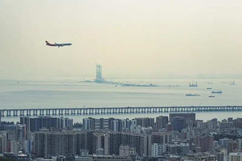 最近大湾区航空的HB706航班可真是“绕晕”了乘客。2月15日晚8点10分，这趟