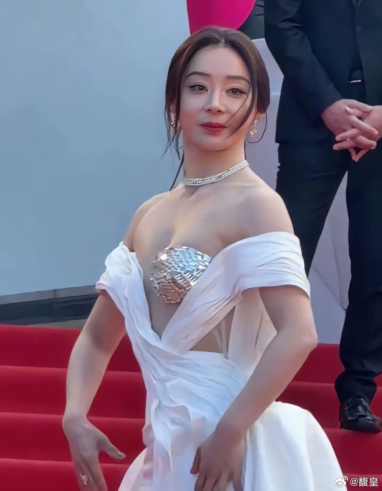 这衣服设计得太过大胆，本以为没人敢穿，不料袁姗姗直接穿去戛纳红毯