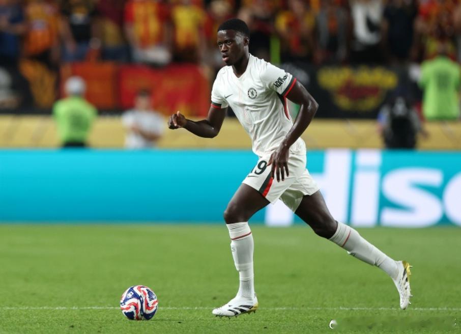 今夏加盟切尔西后，中卫马马杜-萨尔又被回租至斯特拉斯堡。在一次接受采访时，他谈论