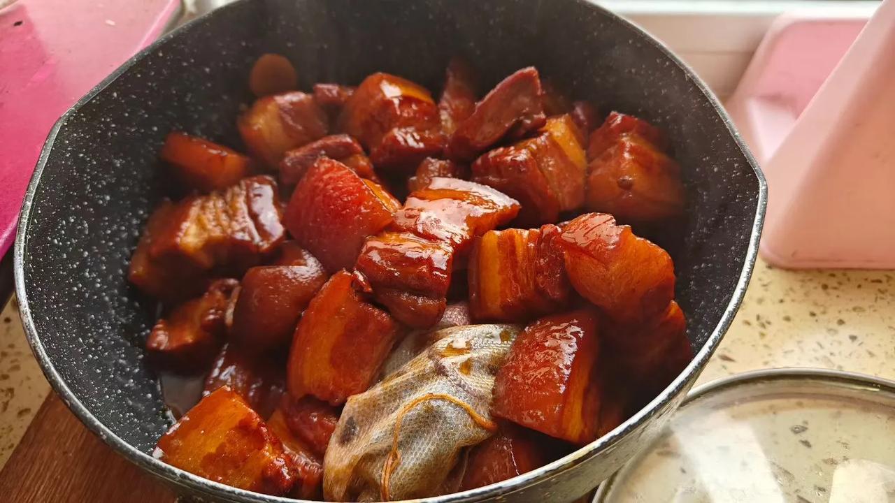 这是我今年回家乡哈尔滨给亲人们做的红烧肉。​猪肉里能荣登大雅之堂，上高端饭店餐