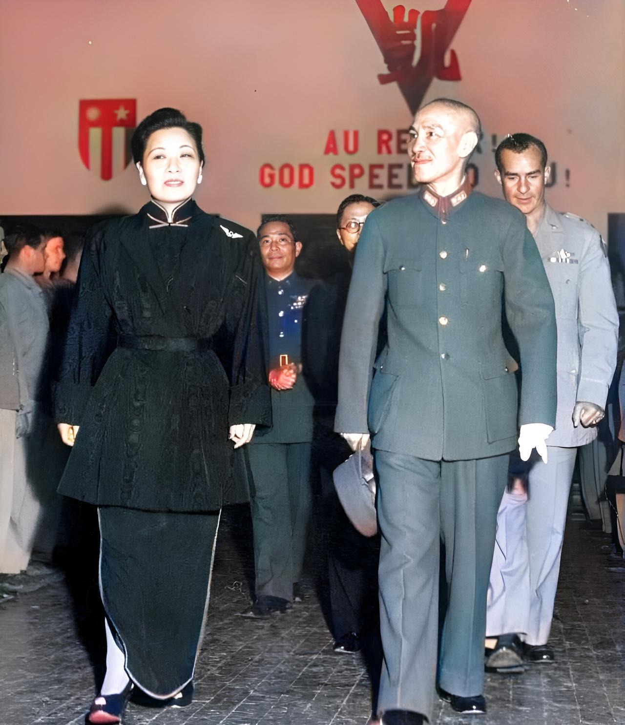 这是1945年10月，蒋中正夫妇视察美空军驻华第十四航空队在重庆的总部驻地。抗战