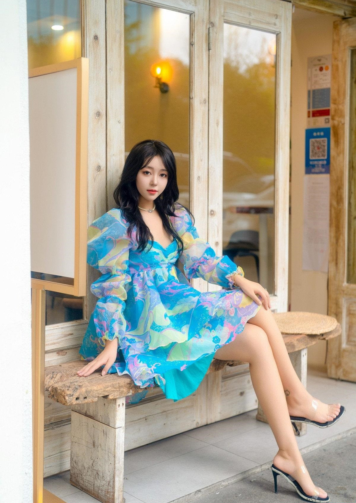 美女模特露露，穿上这件连衣裙仿佛是在逃的小公主一般，俏皮又不失可爱，具有童真的色