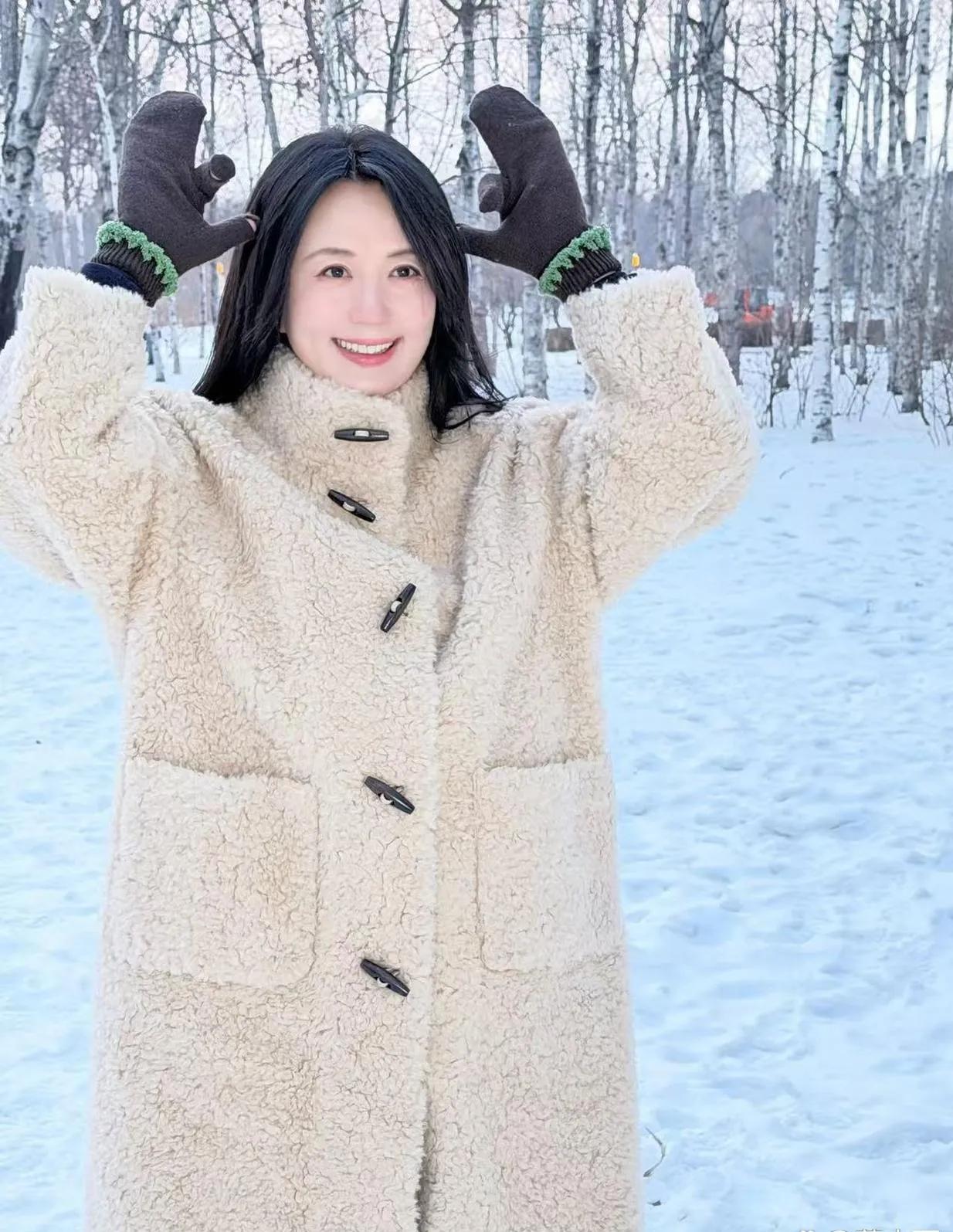 中年穿搭天花板！杨童舒的羊羔毛大衣造型，把温柔和元气焊在身上，我直接抄作业！气质