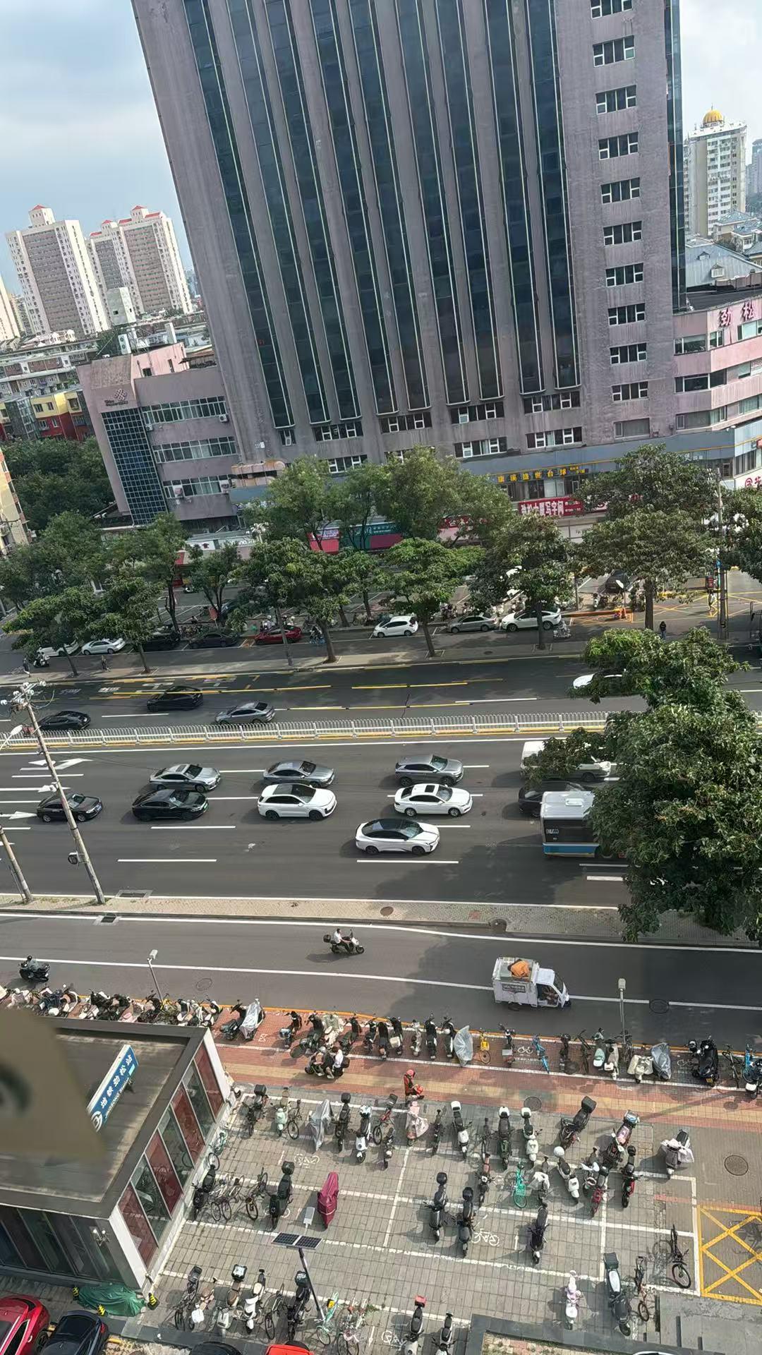 北京的雨很奇怪。孩子在西大望路上班（西大望路属于北京市朝阳区，南北走向主干道。