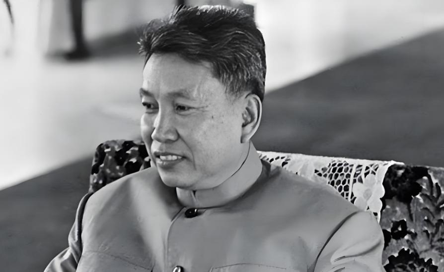 1985年，年至花甲的波尔布特，行为令人发指。他给自己分配了一位20岁出头的貌美