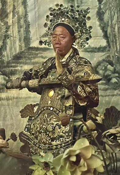 有天晚上，李莲英趁慈禧用晚膳时，劝她多喝酒，结果慈禧就喝多了。李莲英趁机谄媚道：