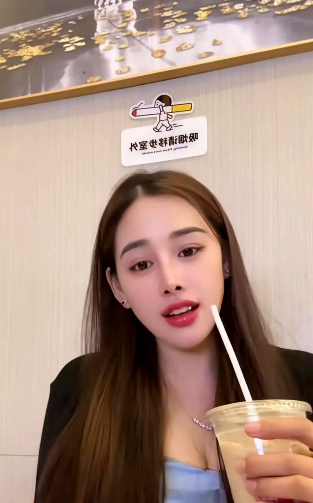 紫霞：只想在中国陪孩子过好每一天，但是树欲静而风不止。有眼尖的网友扒出她凌晨三