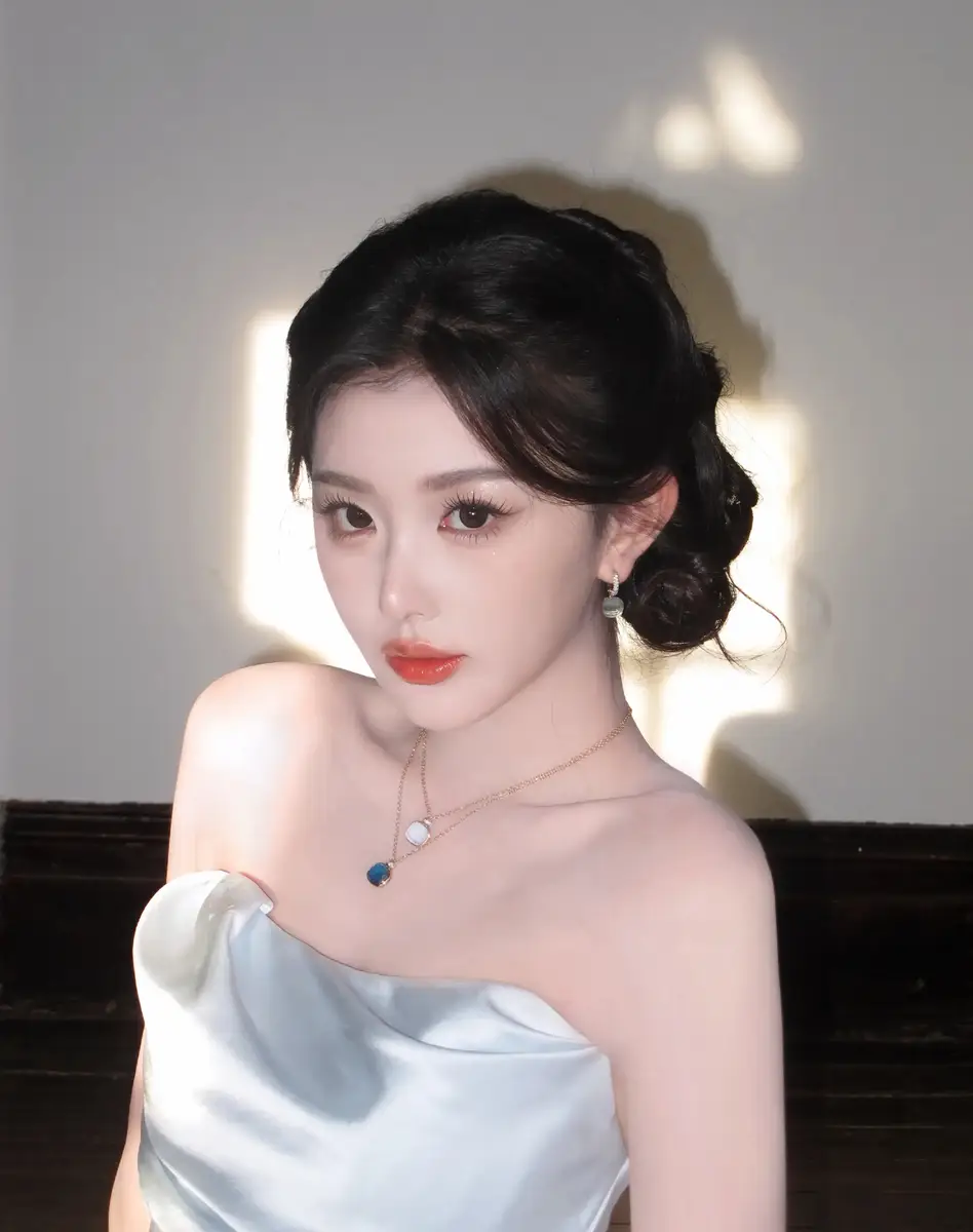 孔雪儿晒美照我见犹怜，穿银色美裙秀性感好身材