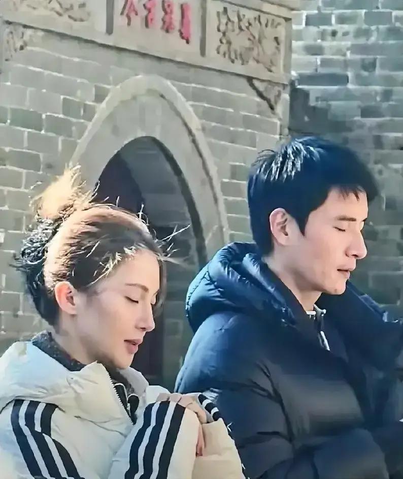 别说她去道观是作秀。62%的演员都用这种方式对抗高压。金晨踏入大孤山古建筑