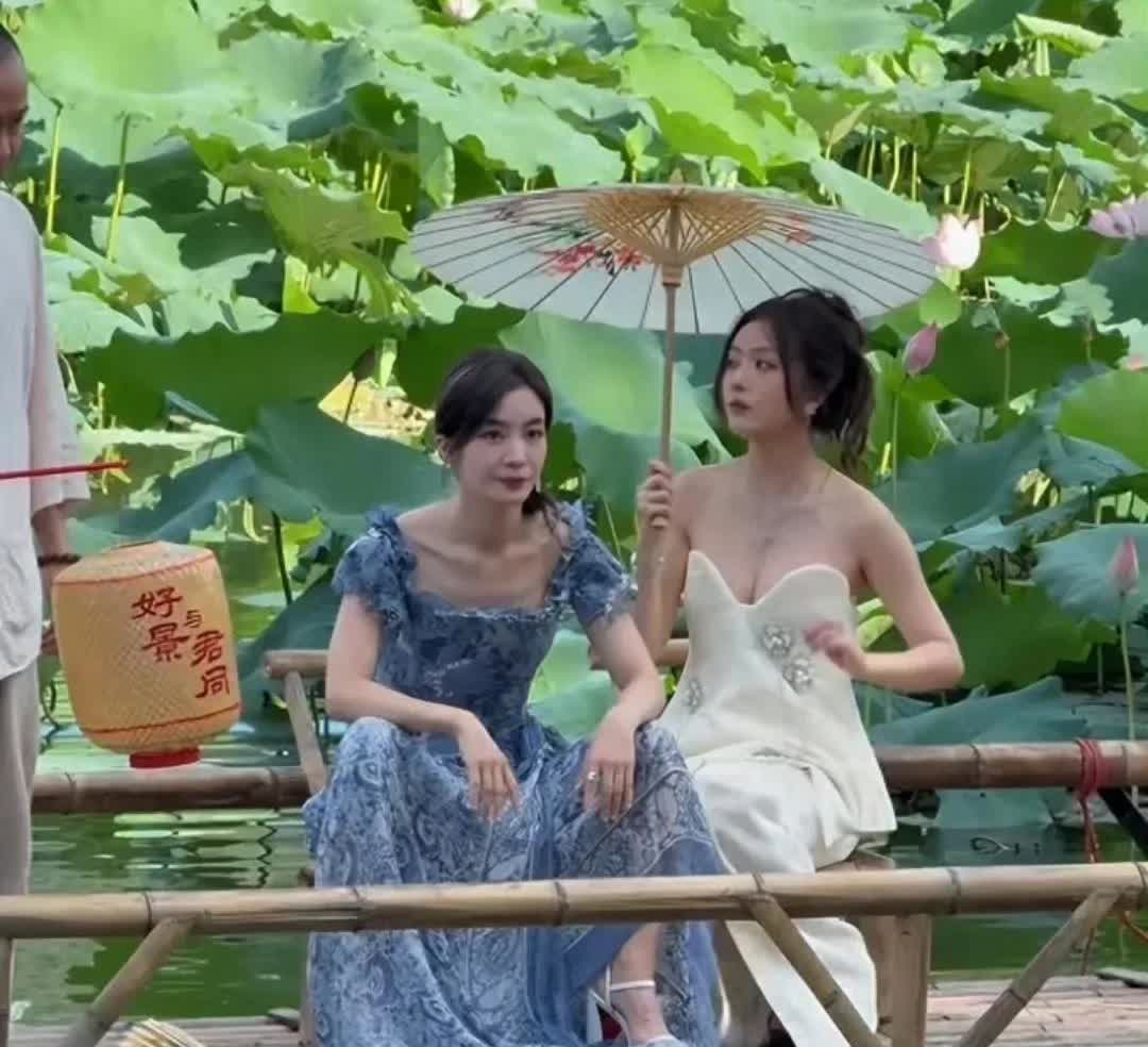 演员李晟与蔡文静同框，看清两人坐姿，才懂少女和少妇的区别在哪​​​