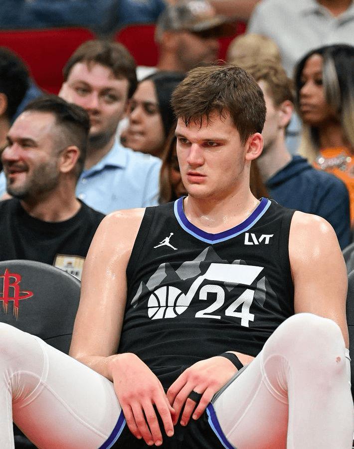 有点突然，湖人球迷最心仪的大中锋赛季报销，而且还是合同年。11月5日据爵士记者T