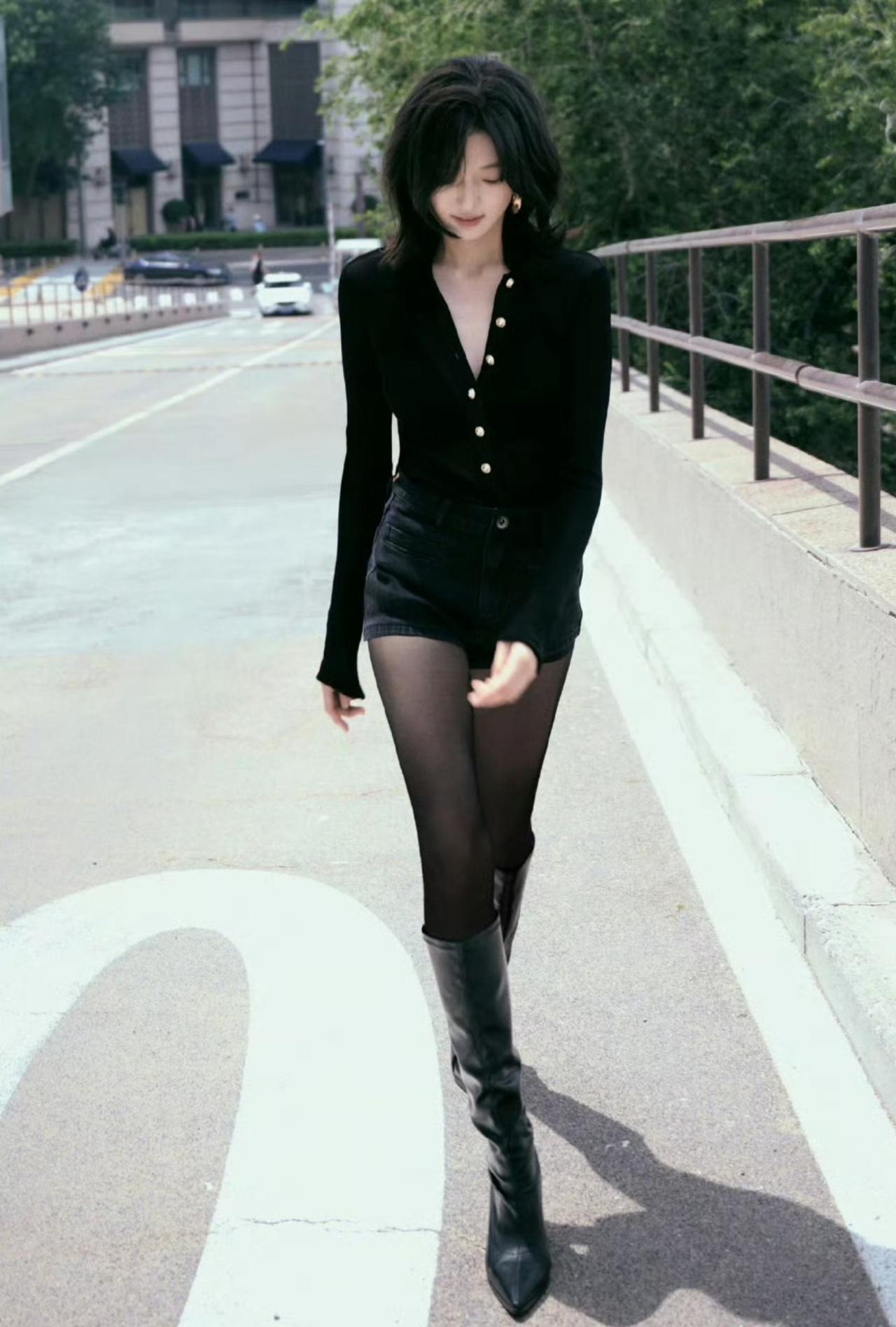 孙千的性感，被严重低估了！看了一组她出席活动的照片。黑色V领针织衫把肩