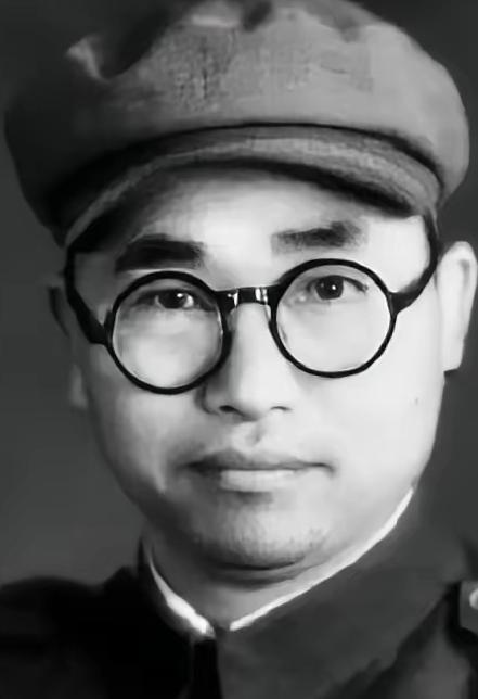 1939年，八路军炮兵团长左叶盛怒之下，突然对着特派员开枪，事后被押到延安受审，