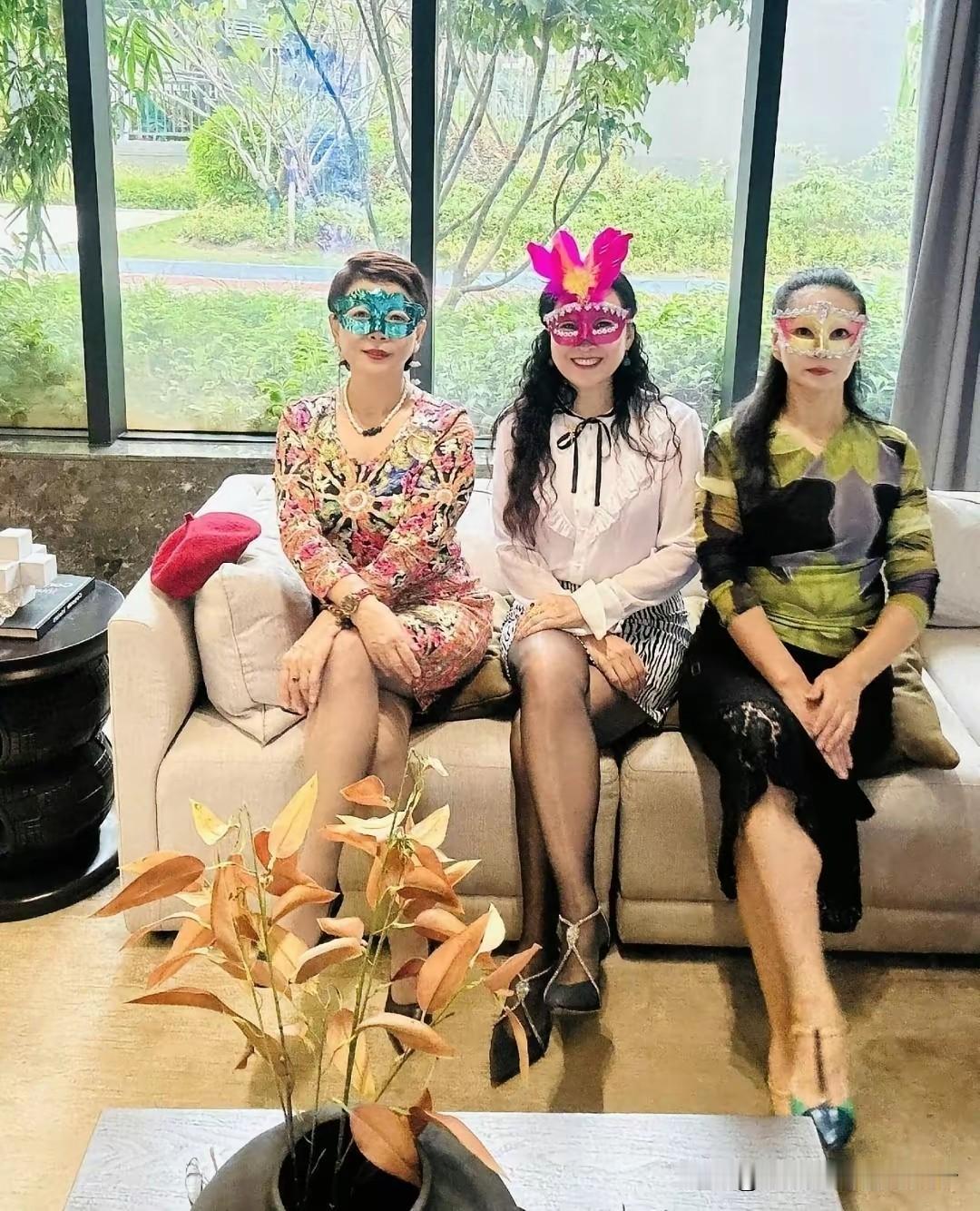 隔着面具也隐藏不了40多岁女人的气质