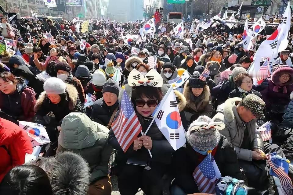 韩国反华游行还在继续，达到了逢中必反的地步，这次又把矛头对准了免签。这仅仅是韩国