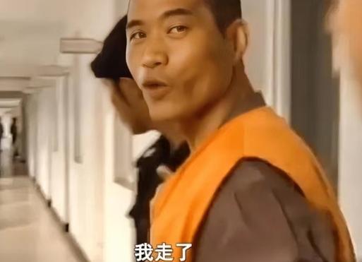 2005年，一青年男子笑着走进刑场，对着母亲和妻子说：我走了。待审判官正要抬手行