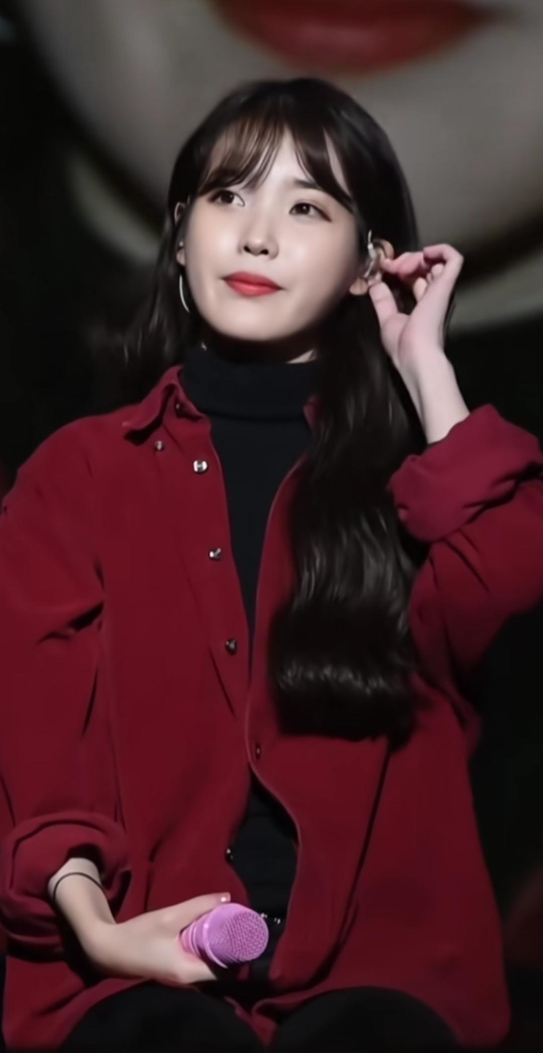 IU[爱心]智恩红衣美人耳畔语，轻抚耳畔意绵绵。