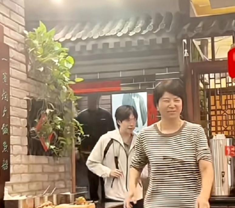 看个演唱会都在唱《你的姑娘》！放学到“玉桥”吃个饭，网友都想到玉桥吃饭偶遇楚钦