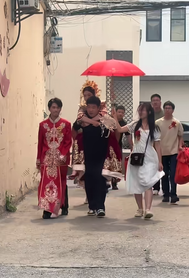 为什么不是新郎官背？？？新婚之日啊