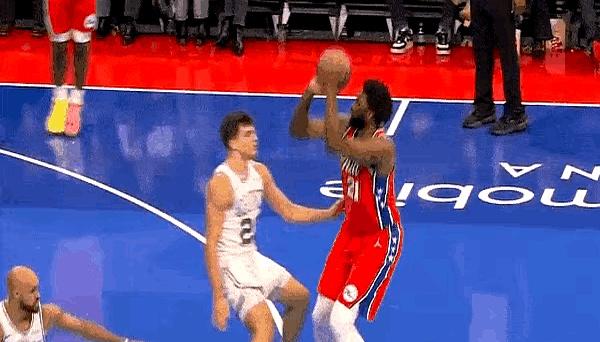 18岁杨瀚森把CBA数据表变成NBA球探的便签：15分10板4助攻2帽，一行行写