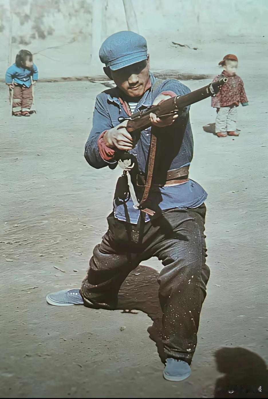 这是当年民兵训练的画面，看起来特别的威武，记得在我六七岁的时候，曾经看过生产队的