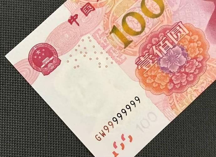 有同学在校园里捡到100元钱，还没来得及高兴，就看到一张纸条上写着：“同学这1