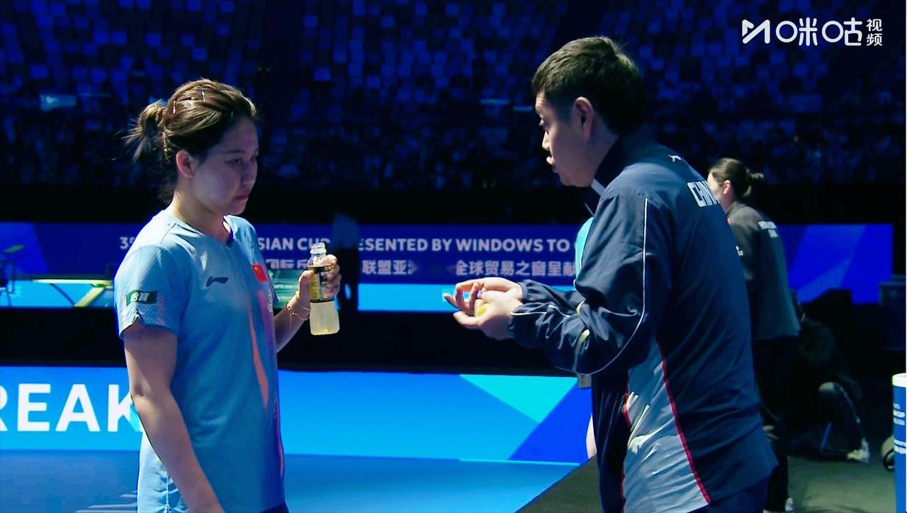 厉害了！邱贻可果然很有战术眼光。杜凯琹对同同十战全输，所以今天打的就是搏杀