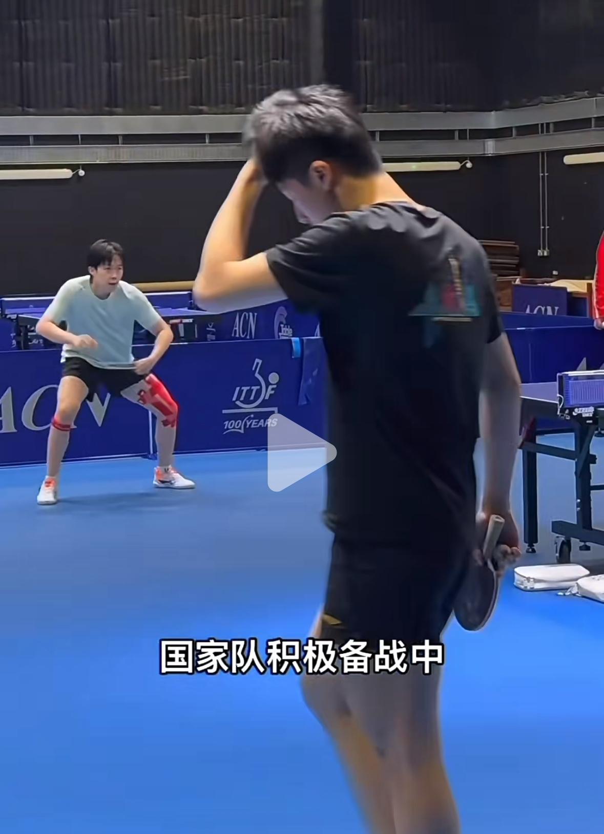 国乒在伦敦第一天训练——王楚钦满腿的肌贴太让人心疼！4月28日，国乒到达伦敦之