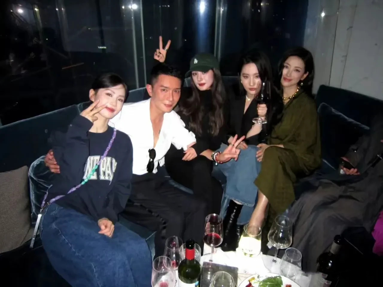 这样的男人谁不羡慕呢，被刘亦菲，杨幂，刘诗诗等女星环绕。还有另一个女的是谁哦