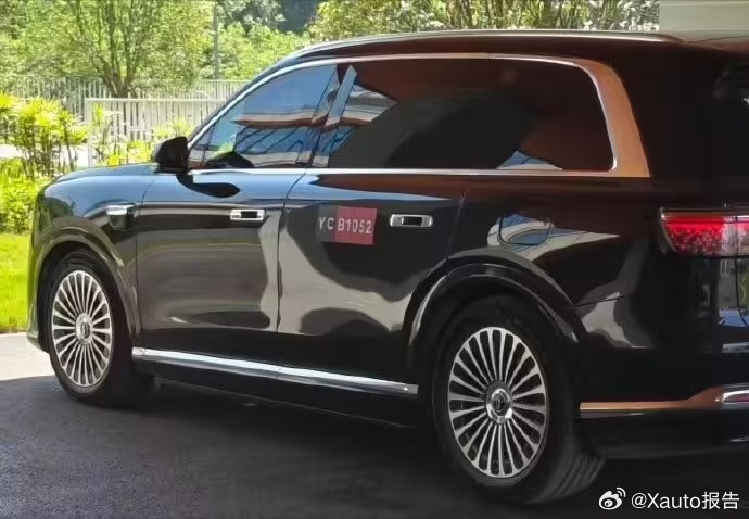 新款问界M9实车曝光4月7日，新款问界M9申报信息与路试谍照曝光。新车外观优化，