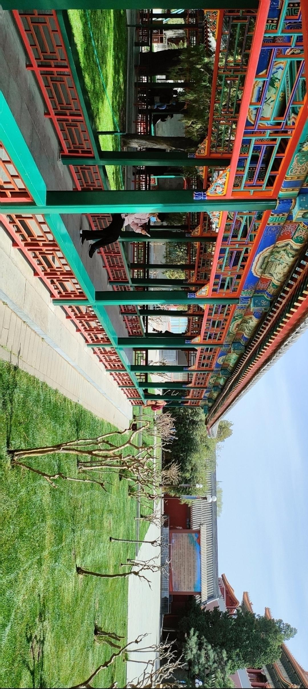 漫步在色彩斑斓的廊道，感受传统建筑的魅力。