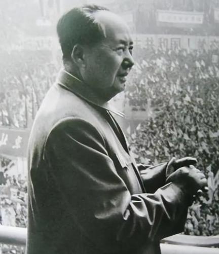 1972年，日本访华，却只带来500亿美元战争赔偿款。谁知，毛主席大手一挥，直接