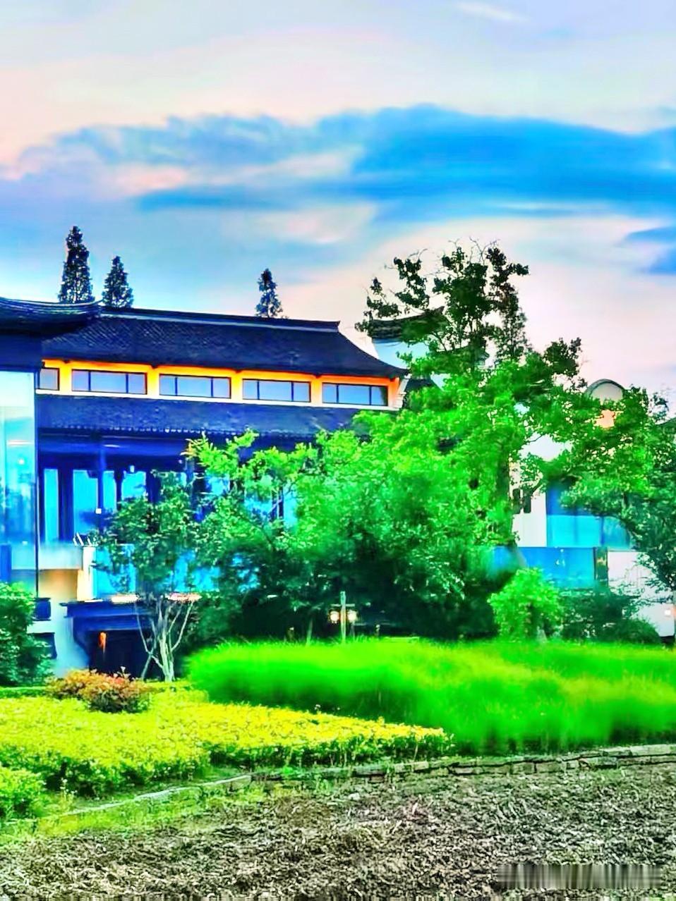 我超爱用摄影记录青山翡翠、小桥流水的美景。之前去一个古村落，那里的景色简直绝了。