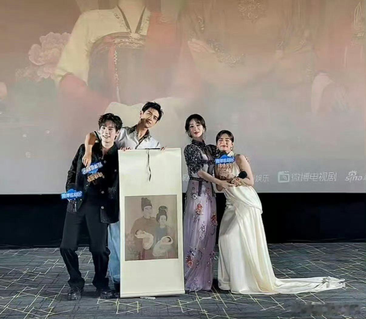 杨紫李现吃菌子了吧紫妹弹琵琶岁月静好，李现他们在《锦绣芳华》唱《屋顶着火》蹦跶